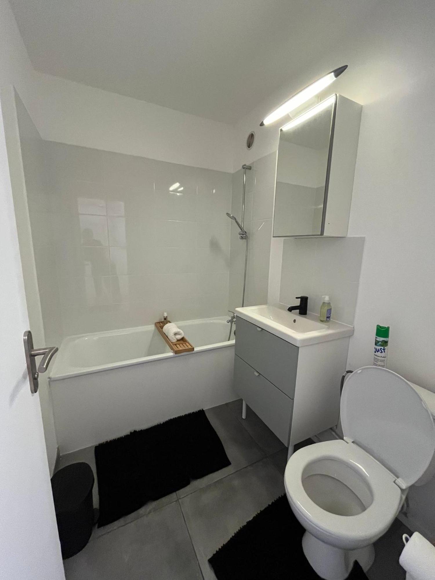 Le Montreuillois ! Parking Prive Et Metro A Proximite Apartment Exterior photo
